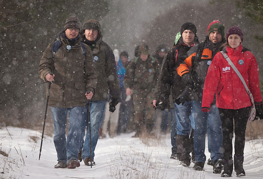 Uczestnicy wycieczki zbliżający się do strzelnicy w Lublewie, gdzie miała miejsce pierwsza odsłona inscenizacji. Fot. Roman Jocher