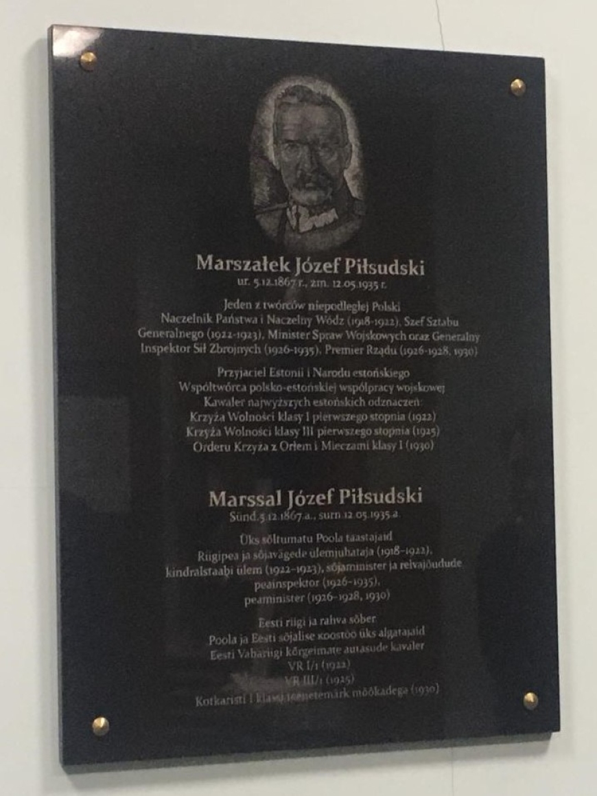 Tablica poświęcona wielkiemu przyjacielowi Estonii, Marszałkowi Józefowi Piłsudskiemu w bibliotece Estońskie Muzeum Wojny - Muzeum im. Generała J. Laidonera