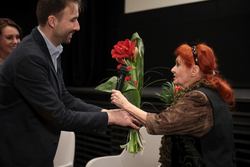 Podziękowanie dla Barbary Krafftówny, dr Piotr Kurpiewski wręczający kwiaty artystce