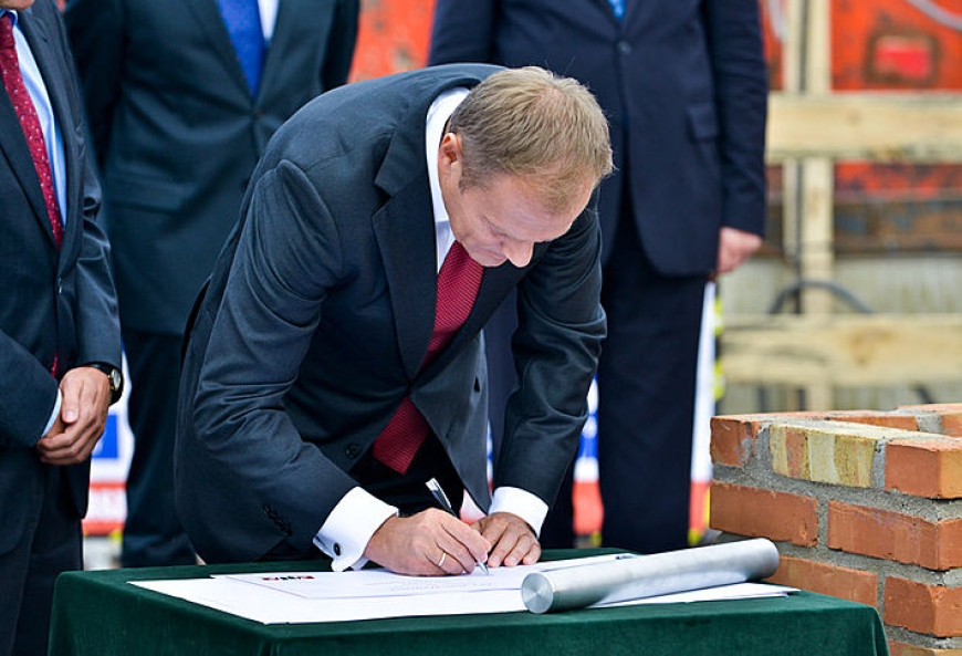 Premier Donald Tusk podpisuje akt wmurowania kamienia węgielnego, fot. T. Kamiński