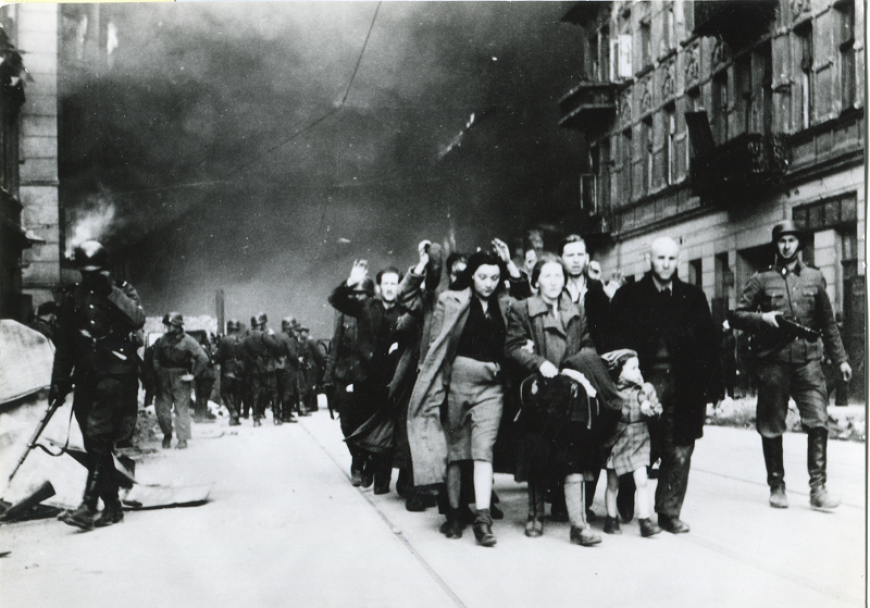 Grupa Żydów prowadzona Umschlagplatz przez oddziały niemieckie w czasie powstania w getcie warszawskim w 1943 roku. 