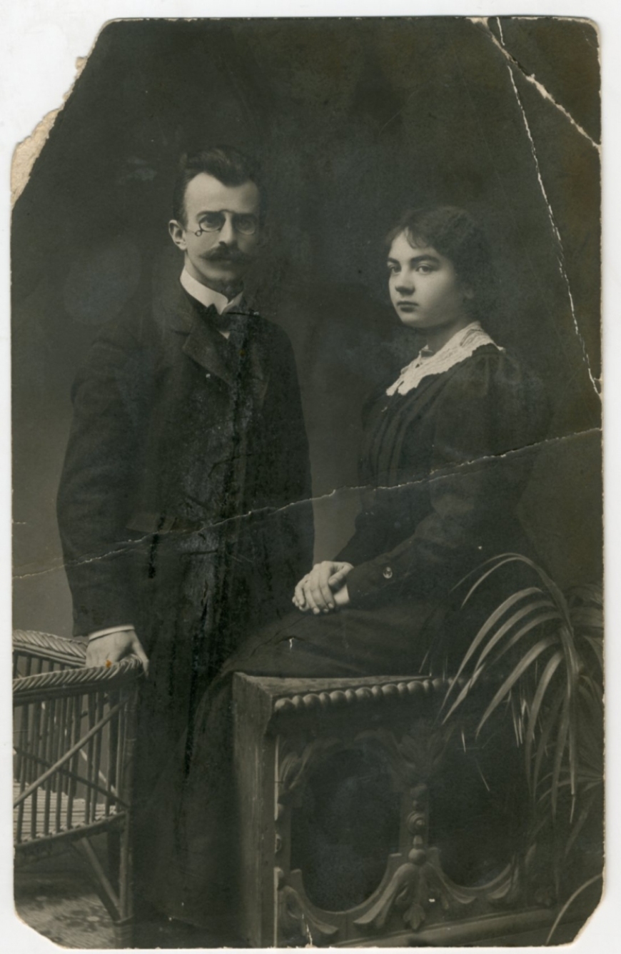 Czarno – biała fotografia wykonana w studiu fotograficznym, przedstawiająca dr Stefana Wąsowskiego i Czesławę Dunin – Wąsowicz.
