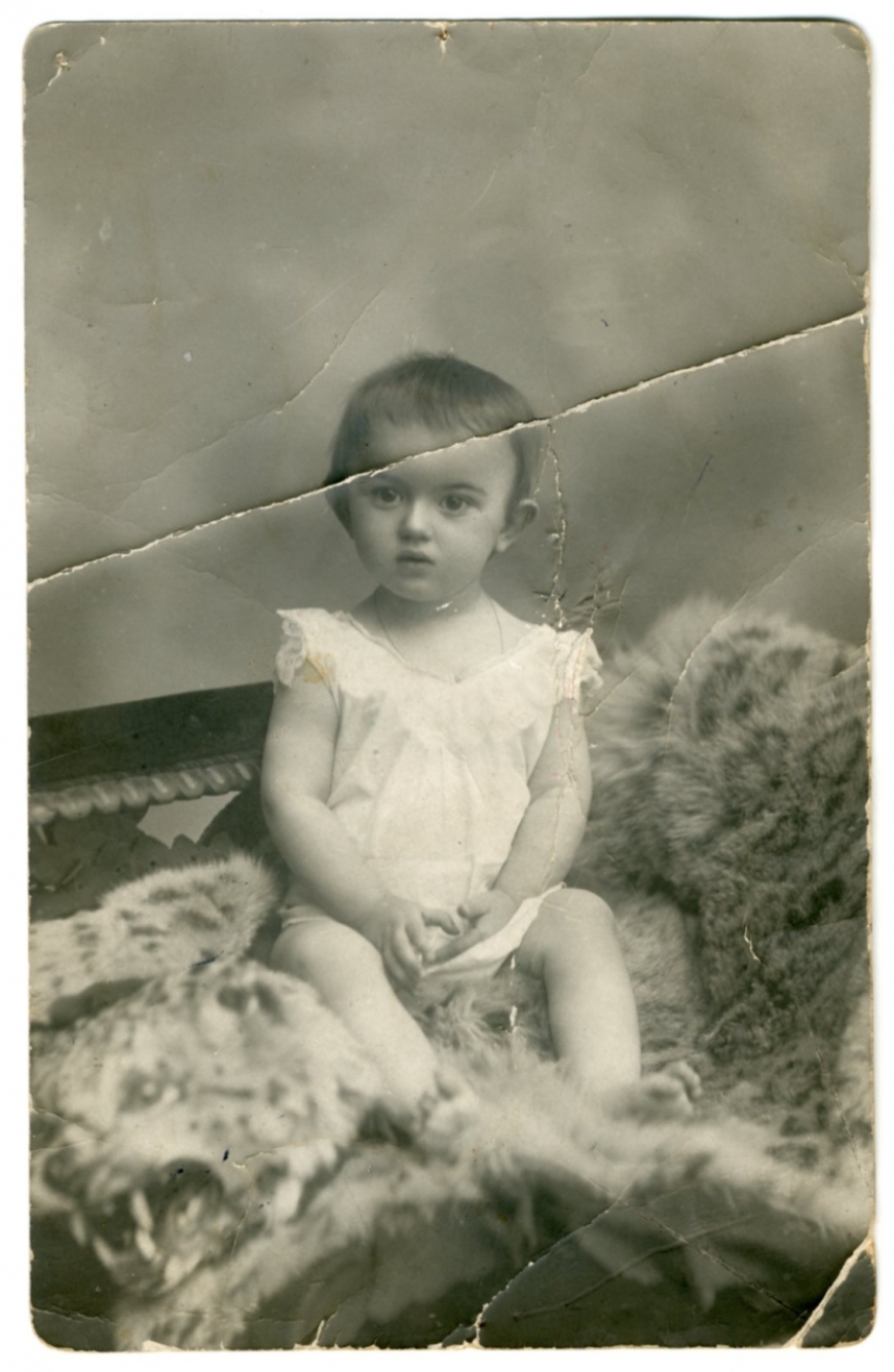Czarno – biała fotografia przedstawiająca córkę dr Stefana Wąsowskiego Annę (Hannę), wykonana w pracowni fotograficznej Stanisława Zawadzkiego w Lublinie.