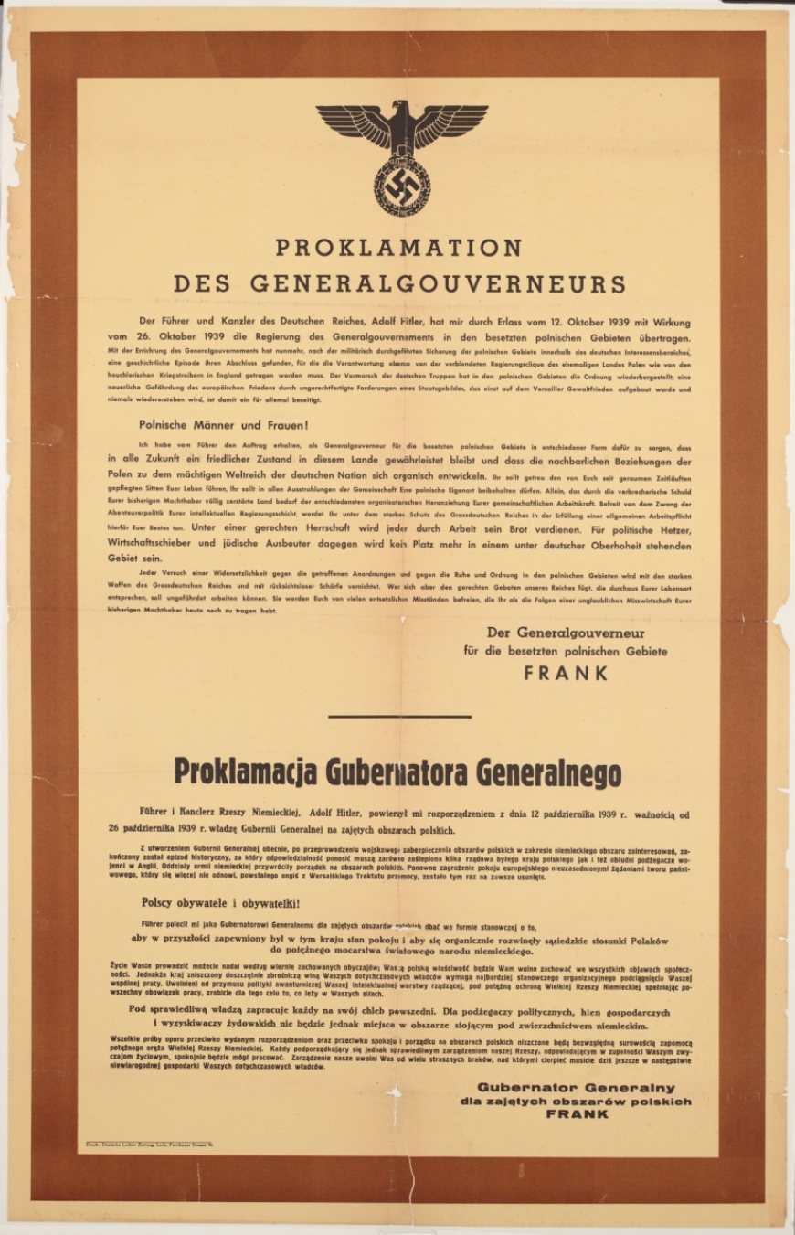 Afisz informujący o proklamacji Generalne Gubernatorstwo (GG) na ziemiach polskich, które nie zostały wcielone do III Rzeszy i nie znalazły się pod okupacją sowiecką. Utworzenie GG nastąpiło na mocy dekretu z dnia 12.10.1939 roku o administracji okupowanych polskich obszarów, natomiast podziału administracyjnego GG dokonał już mianowany przez Hitlera Generalny Gubernator Hans Frank rozporządzeniem z dnia 26.10.1939 roku o odbudowie administracji okupowanych polskich ziem. - zbiory MIIWS