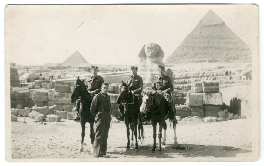 Żołnierze Samodzielnej Brygady Strzelców Karpackich pozujący do pamiątkowej fotografii na tle piramid oraz Sfinksa w Gizie. Egipt 1941 r. Zbiory Muzeum II Wojny Światowej w Gdańsku.