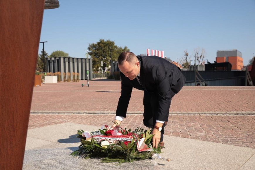 Dr Karol Nawrocki dyrektor MIIWŚ skłąda kwiaty pod pomnikiem rtm. Witolda Pileckiego, fot. M. Bujak
