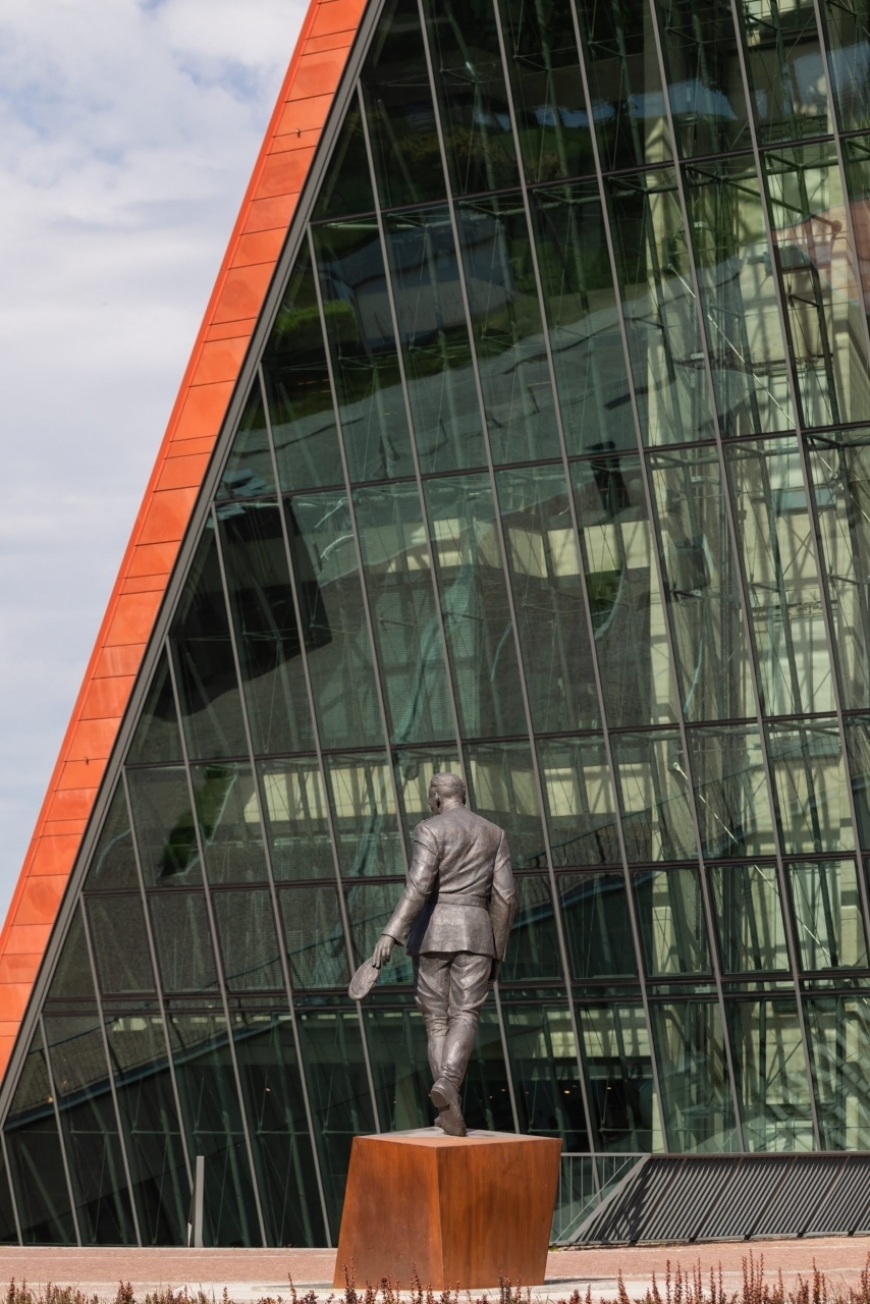 Pomnik rtm. Witolda Pileckiego przy Muzeum II Wojny Światowej w Gdańsku, fot. M. Bujak ©