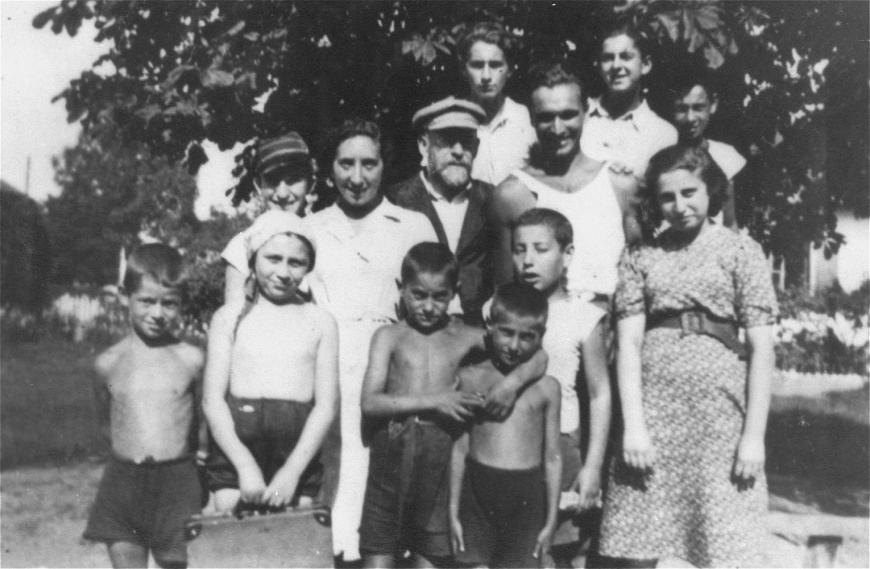 Janusz Korczak i wychowawca Misza Wróblewski z wychowankami przed budynkiem Domu Sierot, 1934 lub 1935 r., (domena publiczna)