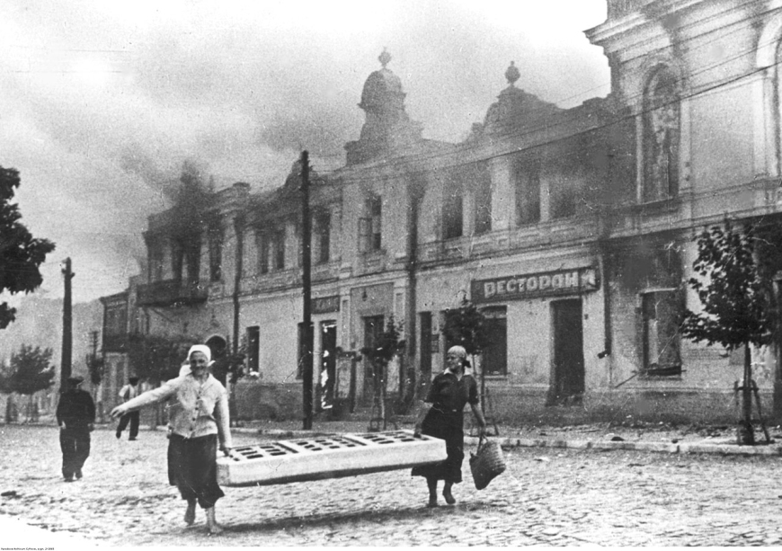 Ludność cywilna ratująca swój dobytek po zajęciu Białej Cerkwi przez oddziały Wehrmachtu, (NAC)