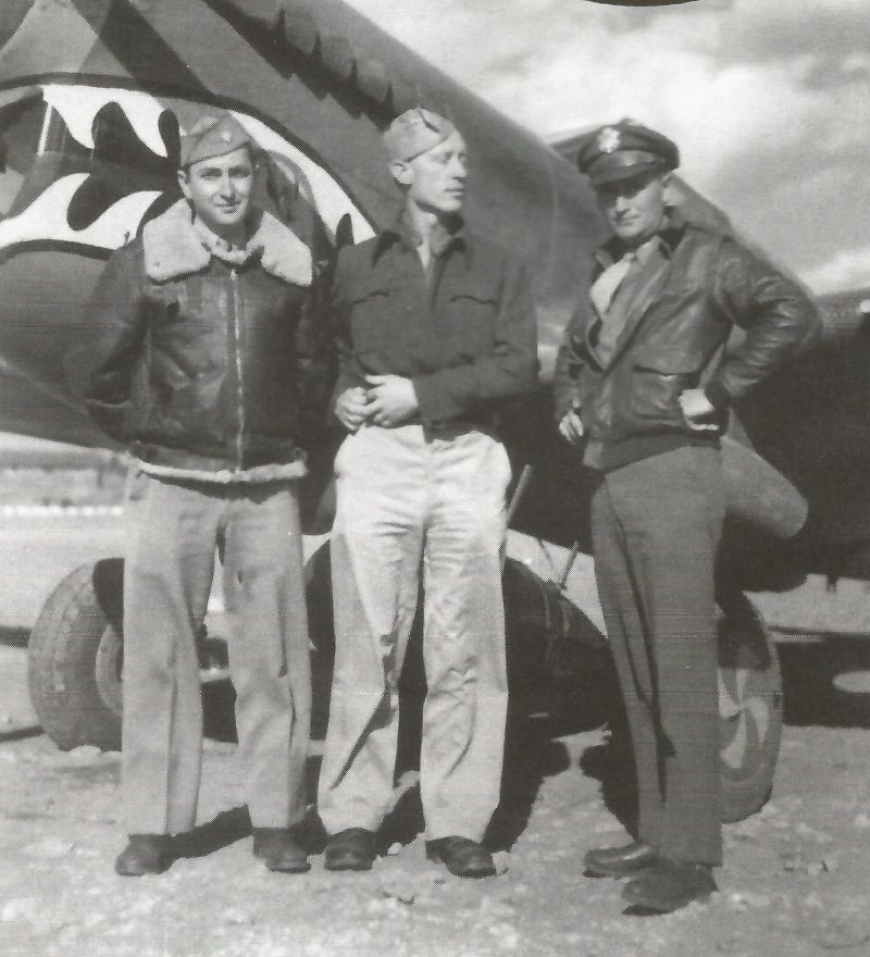 Witold Urbanowicz (stoi w środku) wraz z amerykańskimi pilotami na froncie chińskim (domena publiczna)