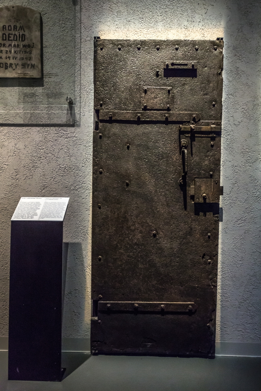 Drzwi z karceru więzienia przy ul. Kurkowej w Gdańsku – miejsca odosobnienia, w którym przetrzymywano wielu działaczy opozycji antykomunistycznej. Fragment ekspozycji na wystawie głównej Muzeum II Wojny Światowej w Gdańsku (MIIWŚ).