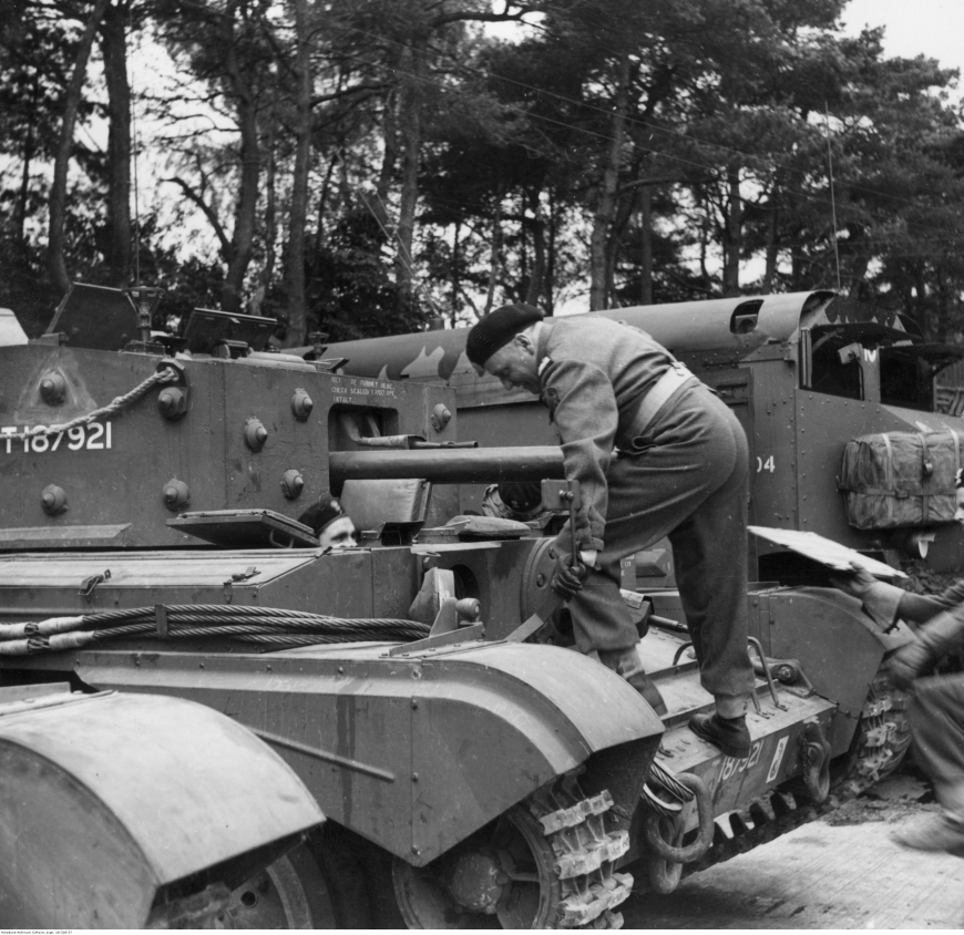 Fot. 4. Wymarsz czołgów Cromwell VII szwadronu sztabowego. Generał Stanisław Maczek wchodzi na czołg, 14–17 lipca 1944 r. (Narodowe Archiwum Cyfrowe)