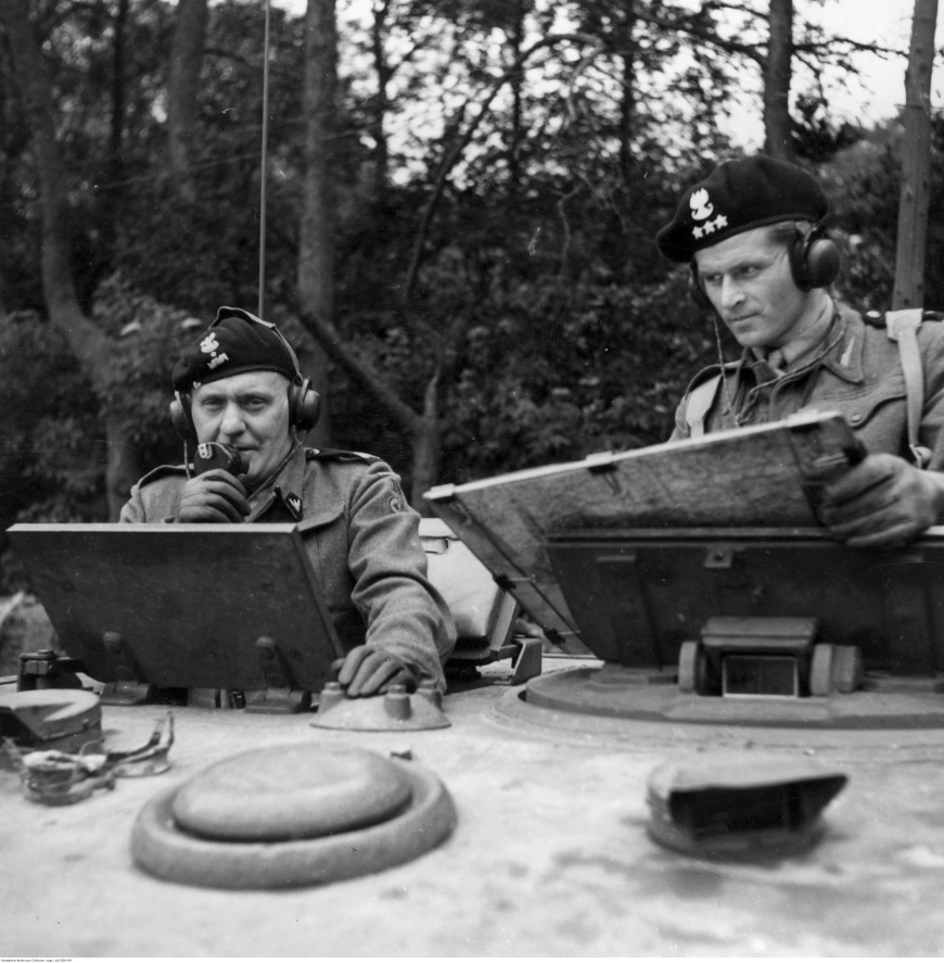 Fot. 5. Odjazd czołgu Cromwell VII szwadronu sztabowego. Od lewej: gen. Stanisław Maczek (mówi przez laryngolofon) i rtm. Tadeusz Wysocki, 14–17 lipca 1944 r. (Narodowe Archiwum Cyfrowe)