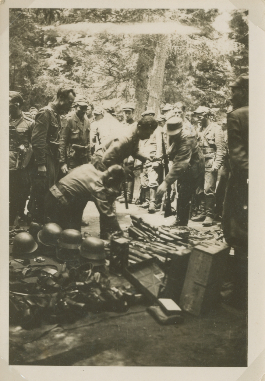 Fot.1 – Żołnierze por. Wacława Rejmaka „Ostoi” w trakcie podziału łupów – broni zdobytej na Niemcach, Jata, wiosna 1944 (MIIWŚ)