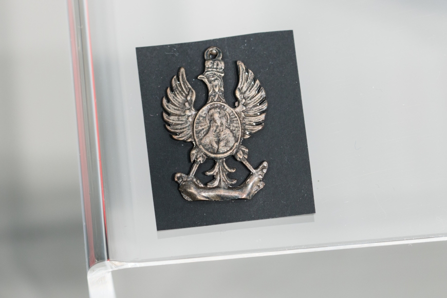 Medalik z orłem w koronie i wizerunkiem Matki Boskiej Ostrobramskiej ze zbioru pamiątek po Mieczysławie Nawrockim (MIIWŚ)