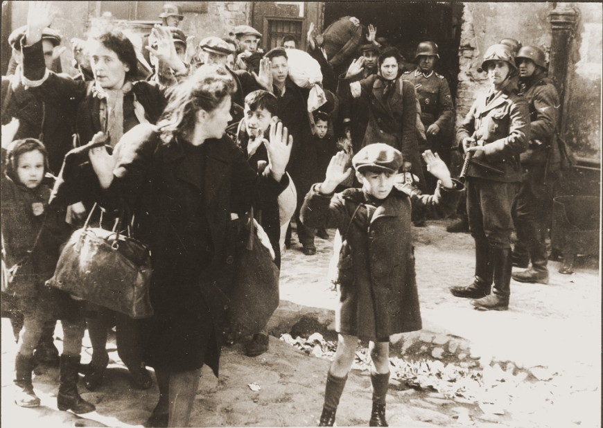 Żydzi schwytani podczas tłumienia powstania w getcie warszawskim, zmuszeni do opuszczenia swojego schronienia i wymarszu na Umschlagplatz w celu deportacji. Kwiecień/maj 1943 r. (IPN)