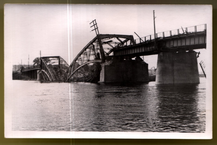 Fot. Most kolejowo-drogowy wysadzony przez żołnierzy AK. Zamojszczyzna, 1943–1944 (fot. Edward Buczek; MIIWŚ)