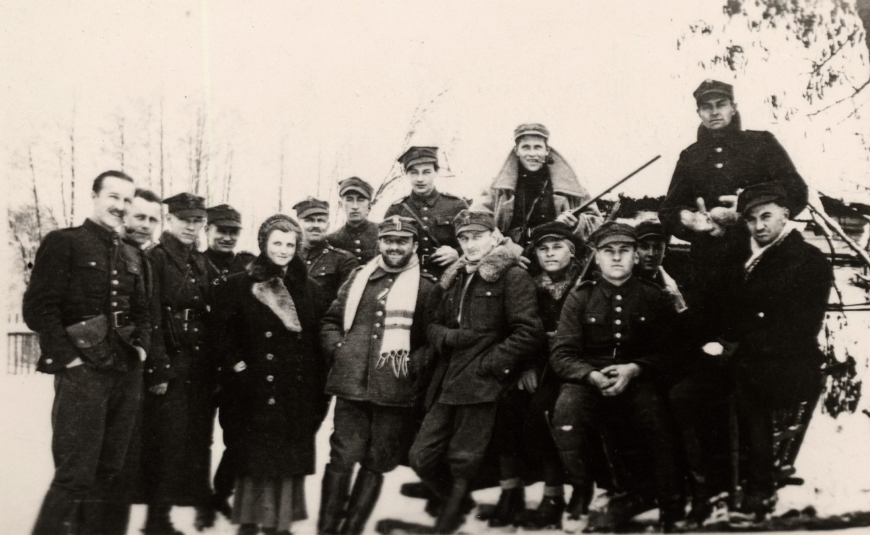 Major Henryk Dobrzański „Hubal” (w środku z szalikiem) z żołnierzami Oddziału Wydzielonego Wojska Polskiego. Gałki Krzczonowskie, luty 1940 r. (domena publiczna)