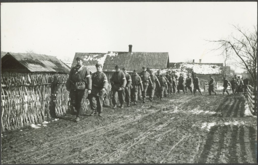 Przemarsz żołnierzy 3. Wileńskiej Brygady AK. Skorbuciany, około 31 marca 1944 r. (MIIWŚ)