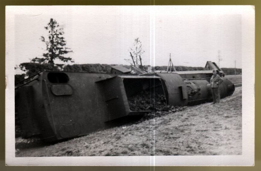 Fot. Pociąg wysadzony przez żołnierzy AK. Zamojszczyzna, 1943–1944 (fot. Edward Buczek; MIIWŚ)