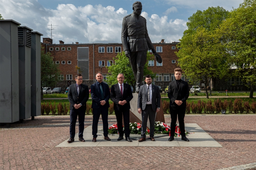 Z okazji 121. rocznicy urodzin Witolda Pileckiego pod Muzeum II Wojny Światowej w Gdańsku złożyliśmy kwiaty przed naszym pomnikiem Rotmistrza.
