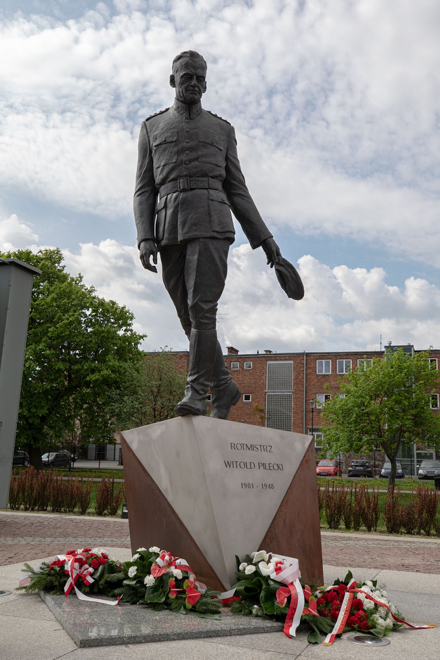 Z okazji 121. rocznicy urodzin Witolda Pileckiego pod Muzeum II Wojny Światowej w Gdańsku złożyliśmy kwiaty przed naszym pomnikiem Rotmistrza.