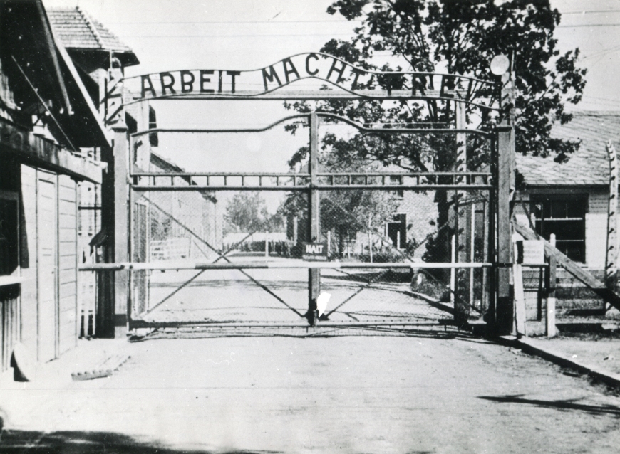Brama główna obozu Auschwitz z charakterystycznym napisem „Arbeit macht frei” („Praca czyni wolnym”). 1940–1945 (MIIWŚ)