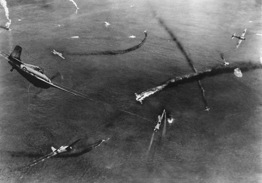 Fot. Amerykańskie i japońskie samoloty w trakcie bitwy powietrznej pod Midway. 4–7 czerwca 1942 r. (domena publiczna)