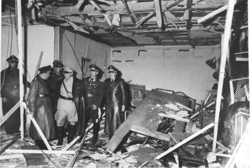 Sala konferencyjna w Wilczym Szańcu zniszczona na skutek wybuchu z 20 lipca 1944 r. (domena publiczna)