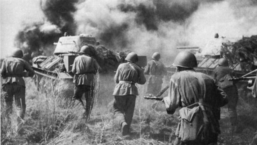 Żołnierze Armii Czerwonej atakujący pod osłoną czołgów T-34 w czasie bitwy na Łuku Kurskim (domena publiczna)