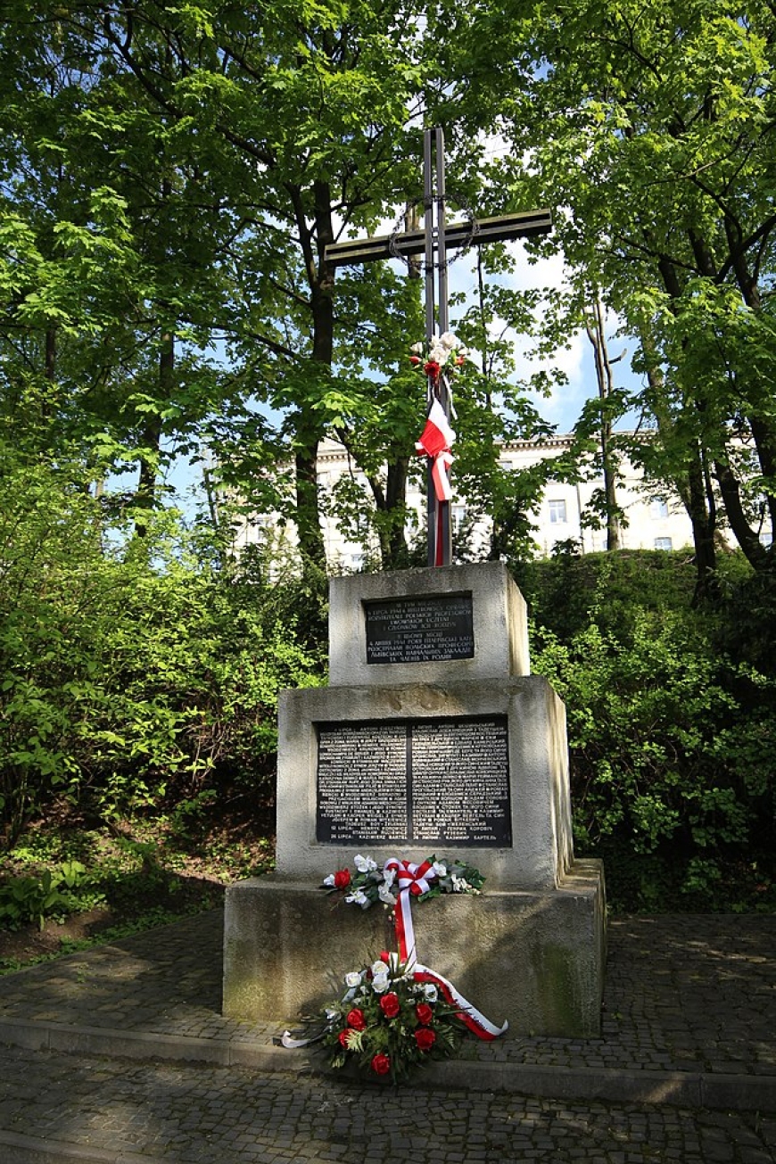 Fot. Krzyż upamiętniający zamordowanych profesorów lwowskich na Wzgórzach Wuleckich we Lwowie (domena publiczna)