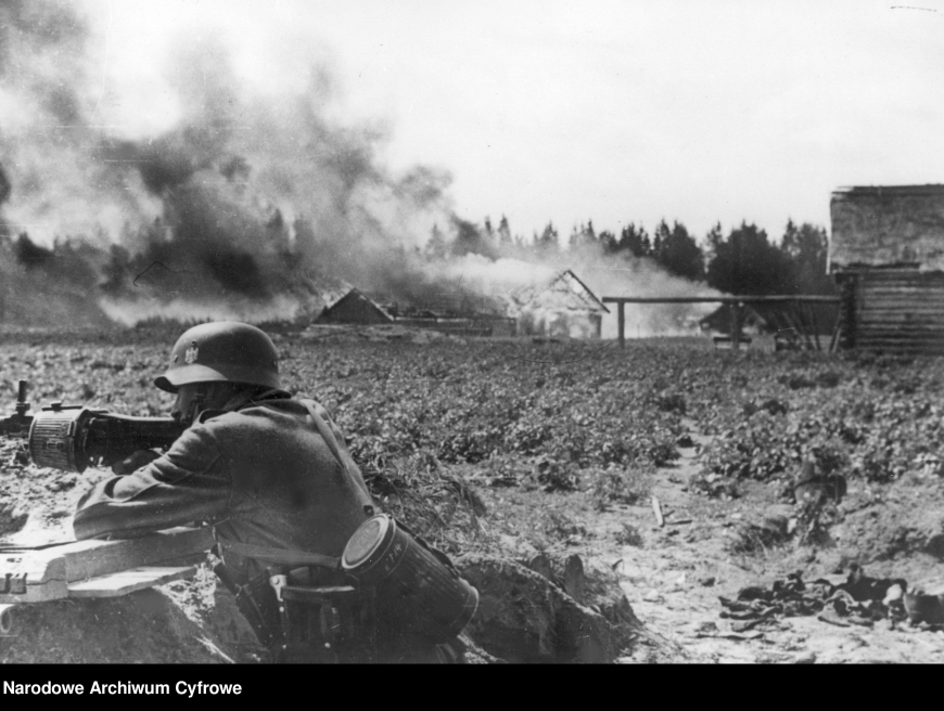 Niemiecki atak na wieś położoną na froncie wschodnim, w ramach zwalczania partyzantów. Lipiec 1942 r. 