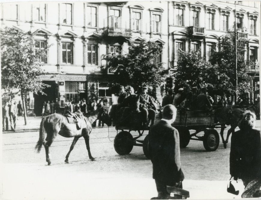 Odwrót wojsk niemieckich przez Aleje Jerozolimskie w Warszawie. Koniec lipca 1944 r. (MIIWŚ) 