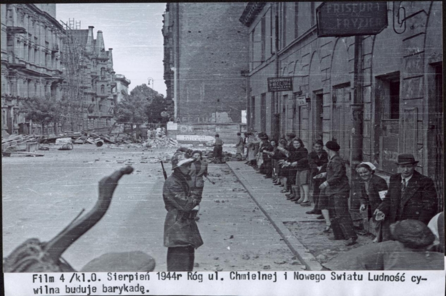 Ludność cywilna buduje barykadę. Warszawa, pierwsze dni sierpnia 1944 r. (MIIWŚ)