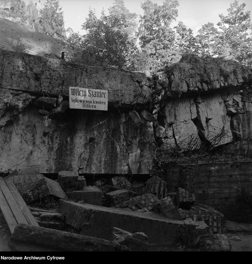 Fragment fortyfikacji. Widoczna tabliczka „Wilczy Szaniec – była wojenna kwatera Hitlera”, 1973 r. (Narodowe Archiwum Cyfrowe)