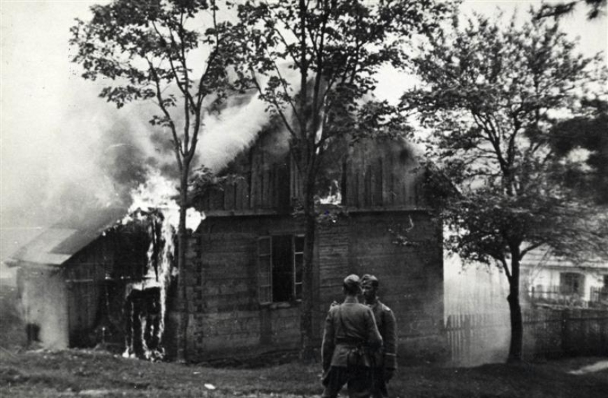 Płonące zabudowania z Michniowie. 12 lipca 1943 r. (domena publiczna