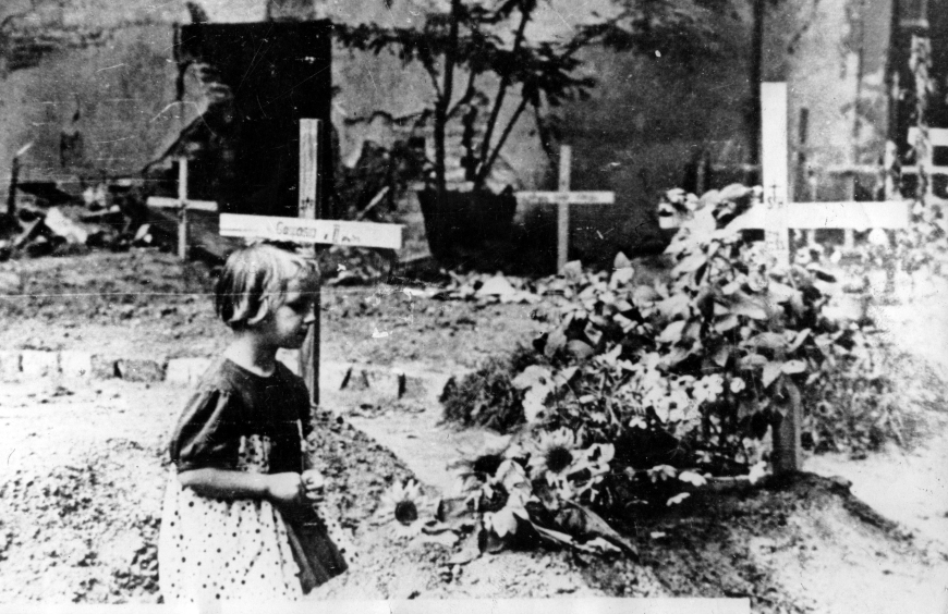 Groby poległych w Powstaniu Warszawskim, które usypywano bezpośrednio na miejskich ulicach i podwórkach. Sierpień 1944 r. (NAC)