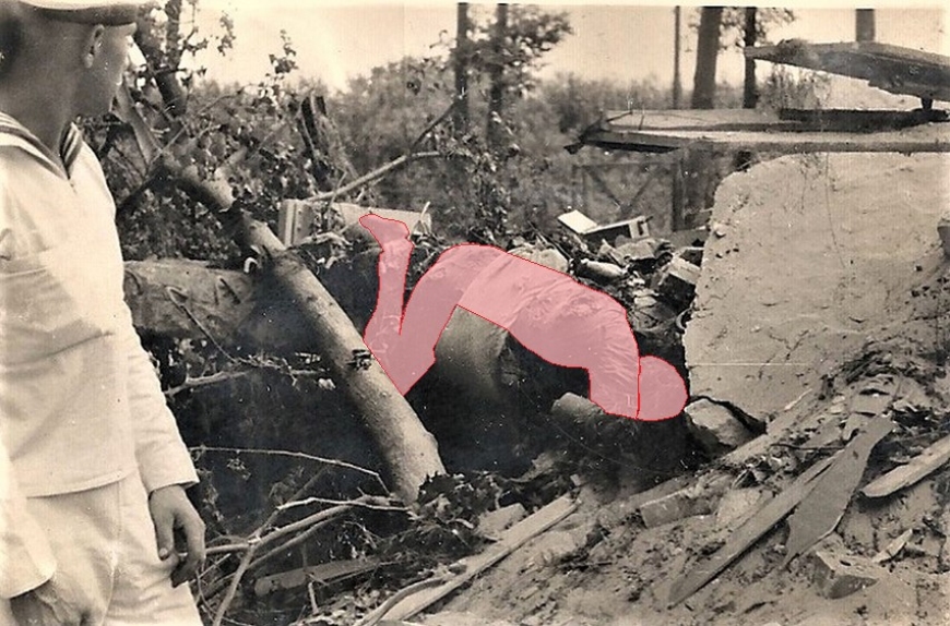 Druga z fotografii przedstawiająca zniszczoną wartownię nr 5. Pośród rumowiska widoczne jest ciało poległego polskiego żołnierza. Fotografia wykonana po kapitulacji polskiej składnicy.