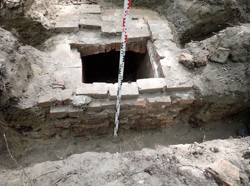 Studzienka odkryta w trakcie kopania wkopu pod instalację elektroenergetyczną.