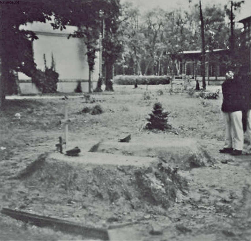 Fotografia przedstawiająca mogiły poległych polskich żołnierzy wykonana po 7 września 1939 r., widok w kierunku południowo-wschodnim. Na dalszym planie widoczna zachodnia ściana willi oficerskiej (po lewej) oraz budynek kasyna podoficerskiego (w głębi, po prawej). 