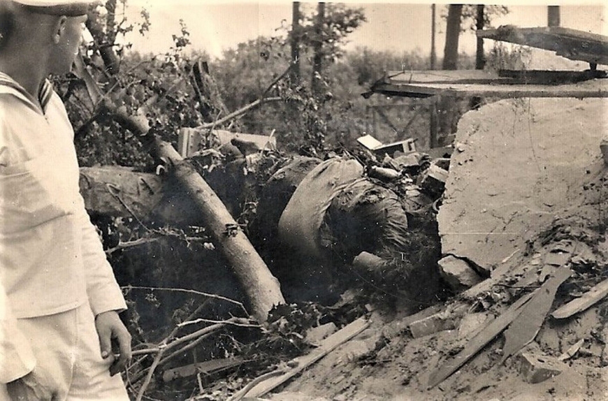 Druga z fotografii przedstawiająca zniszczoną wartownię nr 5, wykonana po kapitulacji polskiej składnicy.