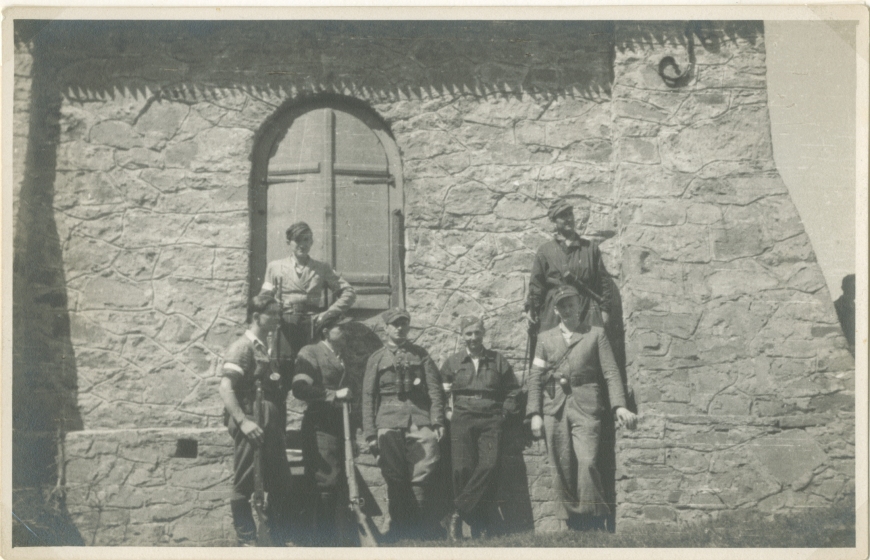 Partyzanci oddziału „Luboń” przed schroniskiem turystycznym na Luboniu Wielkim. Porucznik „Morski” czwarty od lewej w dolnym rzędzie. Gorce, 1944 r. (MIIWŚ)
