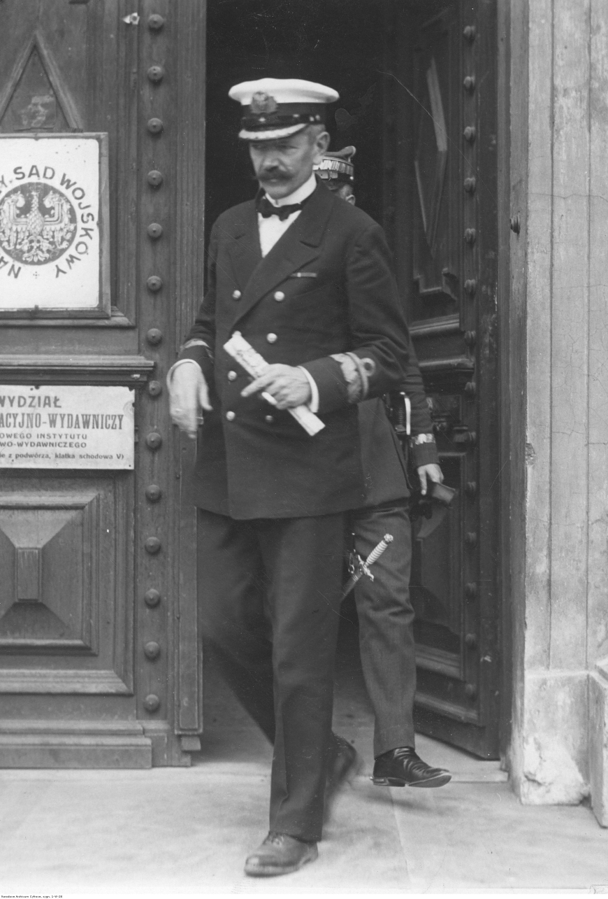 Kontradmirał Michał Borowski wychodzi z budynku zajmowanego przez Naczelny Sąd Wojskowy i Wojskowy Instytut Naukowo-Wydawniczy w Warszawie. 1921–1928 (Narodowe Archiwum Cyfrowe)