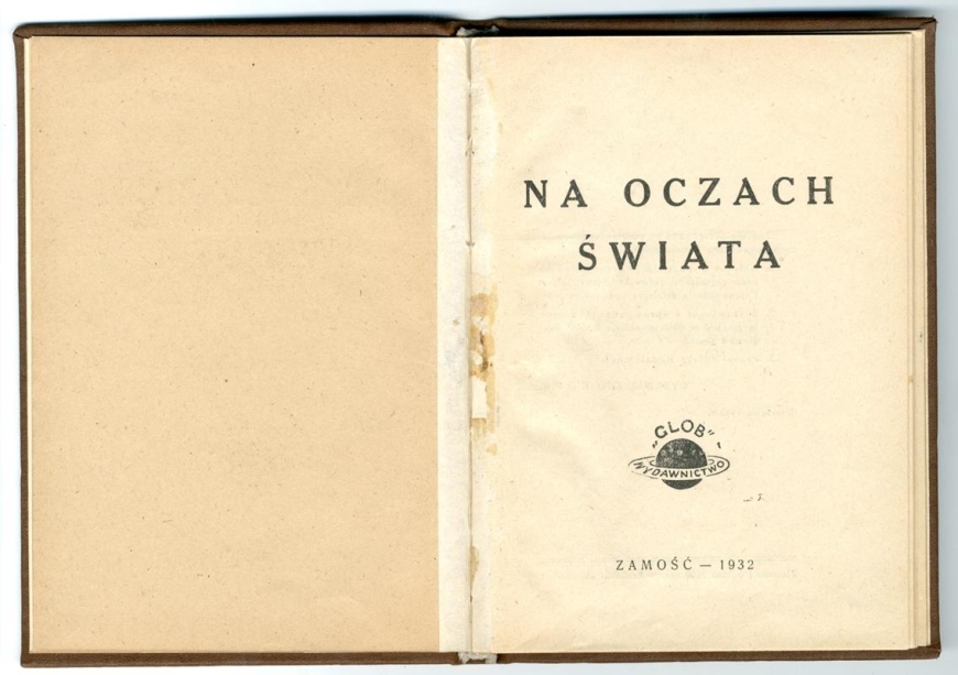 Fot. 2. Strona tytułowa broszury Na oczach świata z widocznym zapiskiem „Zamość – 1932” (MIIWŚ) 