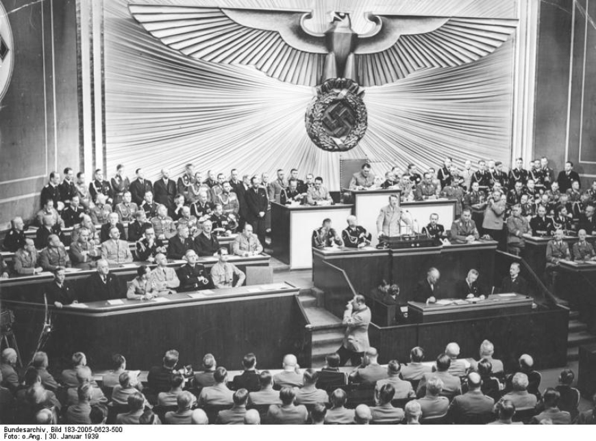 Przemówienie A. Hitlera w Reichstagu; źródło: commons.wikimedia.org