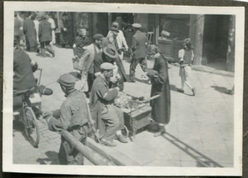 Handel uliczny w warszawskim gettcie w 1941 (zbiory Muzeum II Wojny Światowej w Gdańsku)