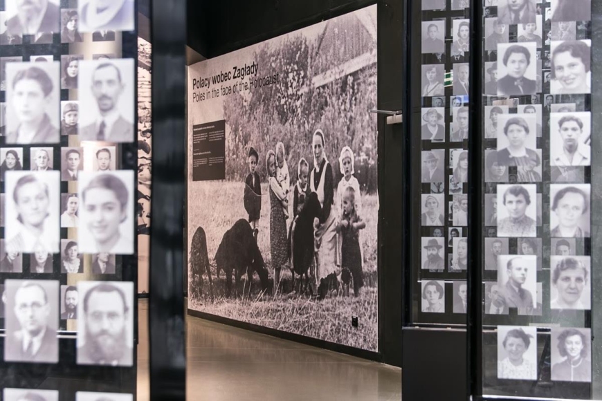 8 listopada 1995 r. Instytut Yad Vashem ogłosił przyznanie rodzinie Ulmów Medalu Sprawiedliwi wśród Narodów Świata