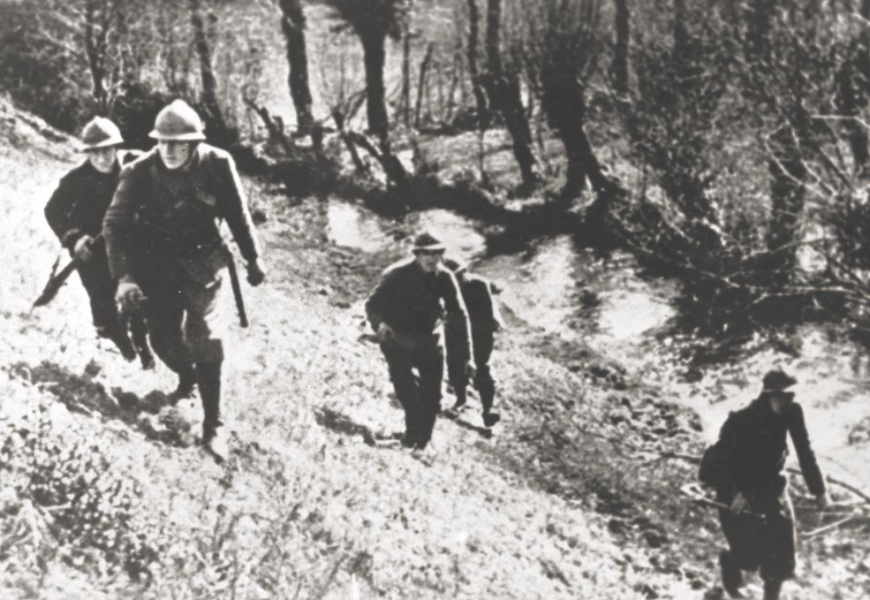 Spieszona polska kawaleria w czasie bitwy pod Kockiem. [źródło: Wikimedia Commons]