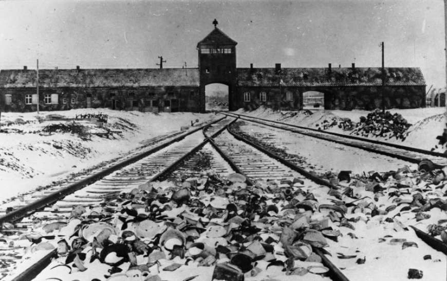Fot. Brama Śmierci KL Auschwitz (Źródło: Bundesarchiv, B 285 Bild-04413, Stanislaw Mucha/CC-BY-SA 3.0)