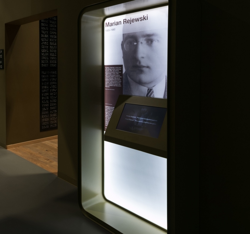 Informacja o Marianie Rejewskim na Wystawie Głównej Muzeum II Wojny Światowej